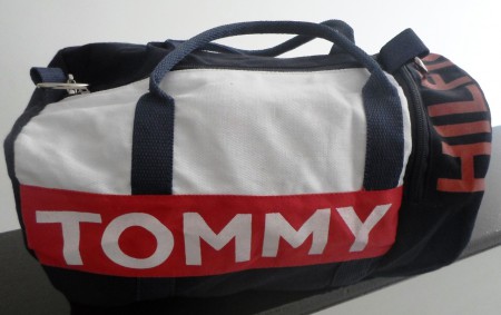 bolso Tommy tamaño chico.Confeccionado en gabardina con logo estampado. 